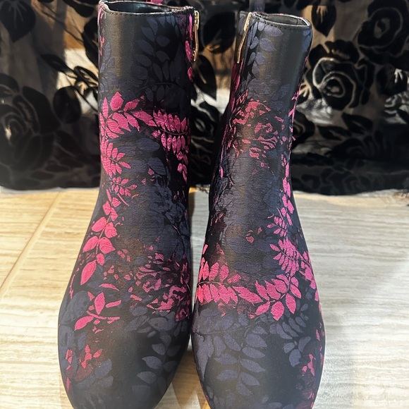 NWOT Liz Claiborne Gina Women’s Size 9.5 Black / Pink Brocade Ankle Boots - Picture 2 of 10